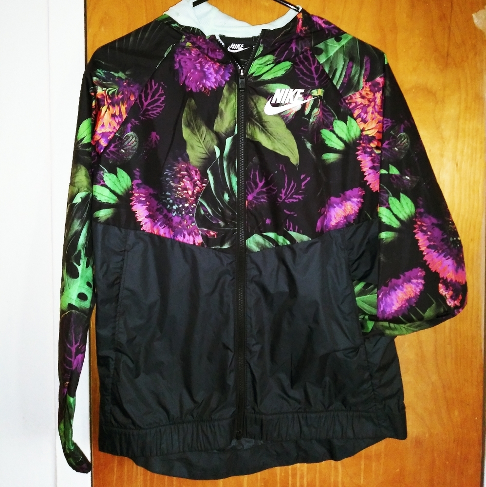 Girls Nike Jacket. Barley worn.